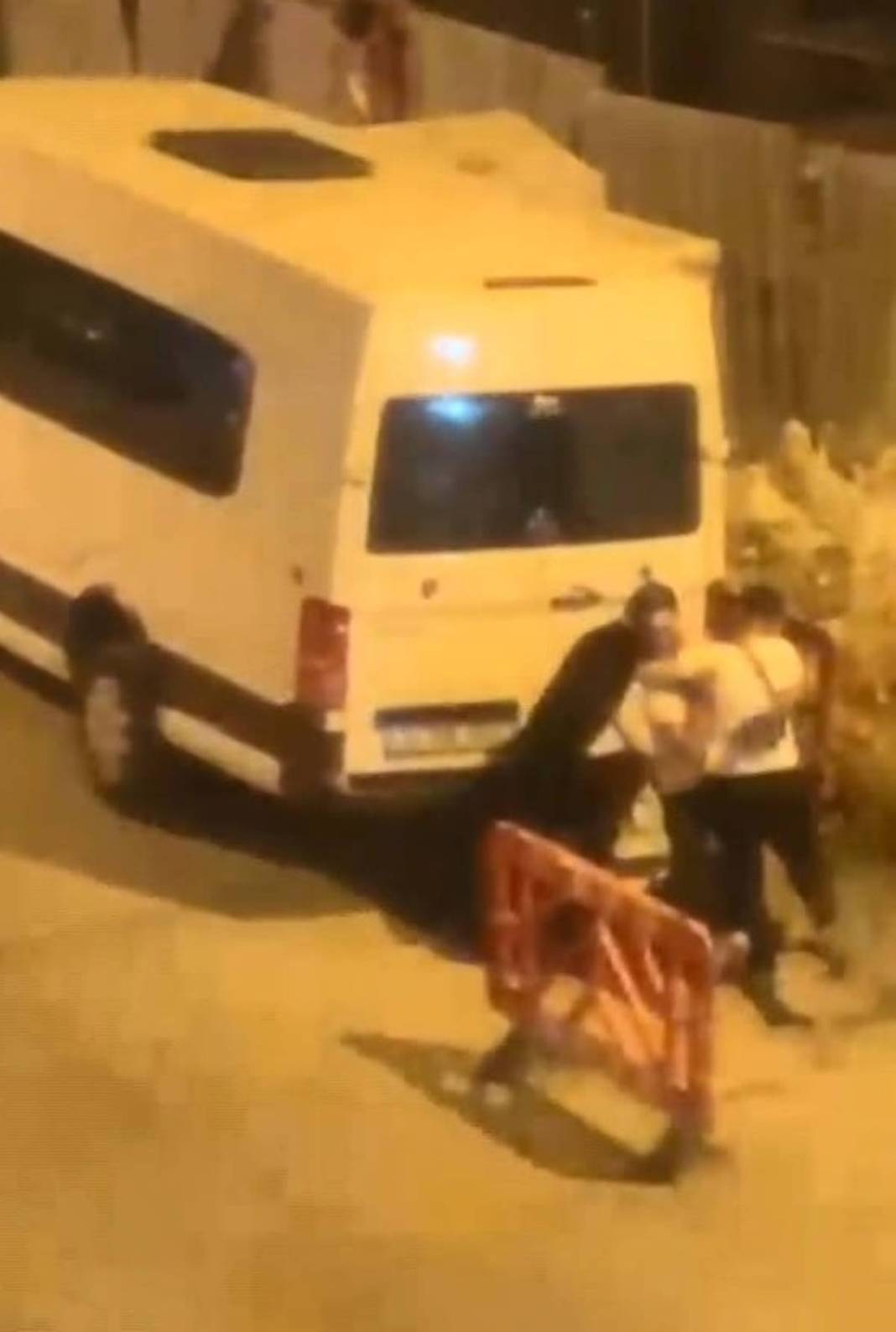 Kaza yapan gençlerin yanına gidince felaketi yaşadı! Şoke eden anlar anbean kaydedildi 4